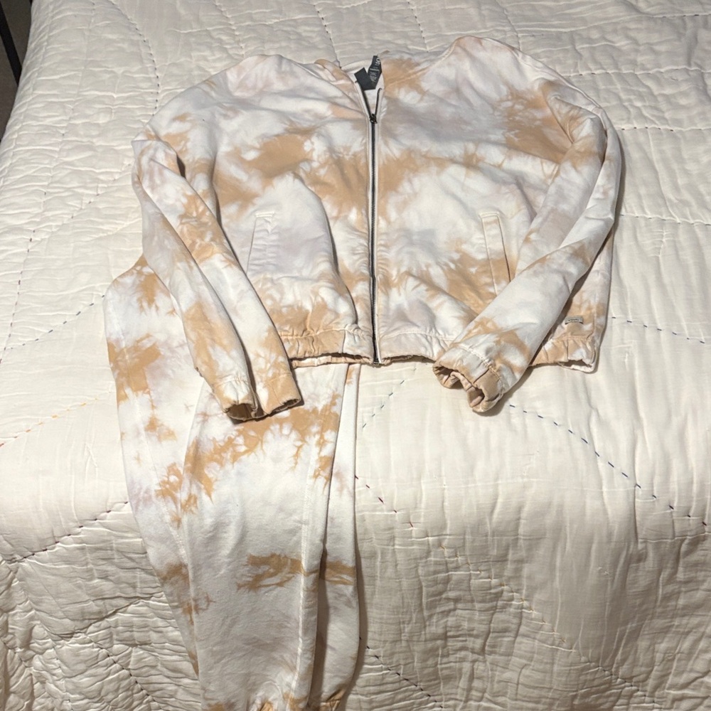 Vuori Tie-Dye Sweatshirt in Cream and Tan